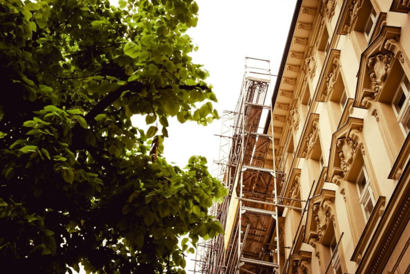 Baugerüst an einer Altbau Fassade