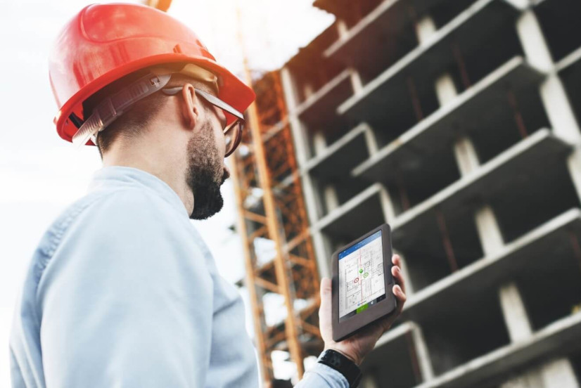 Construction Manager working on Smartphone with PlanRadar