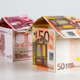 Little houses made from Euro paper currency|Zwei Häuser aus Euro-Scheinen gefaltet