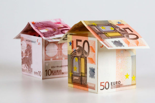 Little houses made from Euro paper currency|Zwei Häuser aus Euro-Scheinen gefaltet
