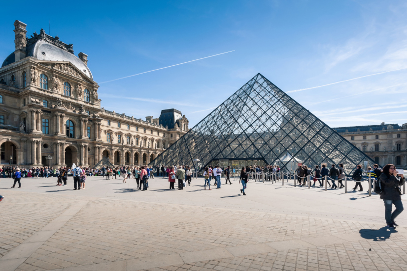 Touristen in den Innenhöfen des Louvre.