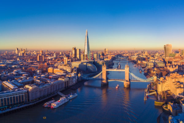 Aerial view of London and the River Thames|b2b and b2c business chart for UK
