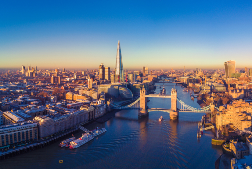 Aerial view of London and the River Thames|b2b and b2c business chart for UK