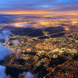 Luftbild von Stadt bei Nacht