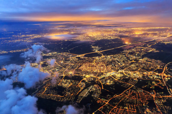 Luftbild von Stadt bei Nacht