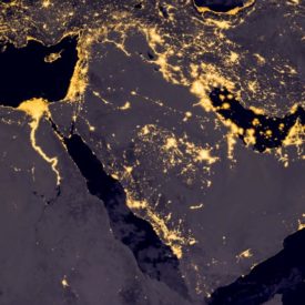 Satellitenbild Golfstaaten bei Nacht|Arabische Stadt bei Nacht|Breite Autostrasse vor Hochhäusern bei Nacht