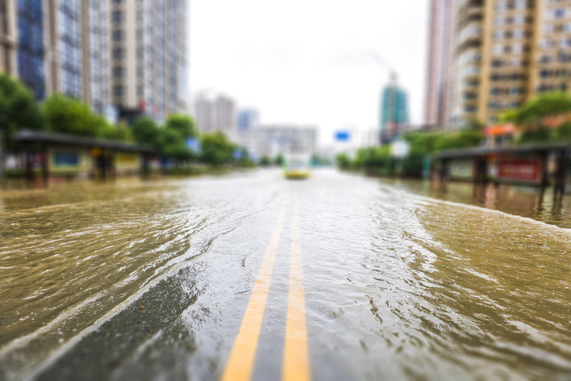 Straßen von starkem Regen in der Stadt überschwemmt. Der Hintergrund des Städtebaus und -managements.