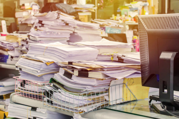 Chaos im Büro mit Papierstapeln