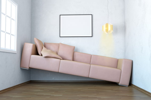 Für Wohnzimmer zu großes Sofa ist schräg an Wand angelehnt|Modernes weißes kleines Haus außen mit Landschaftshintergrund