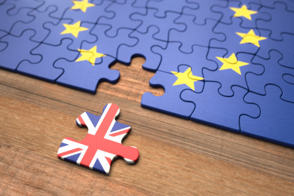 EU Flagge als Puzzle mit Puzzlestück mit britischer Flagge entfernt daneben liegt