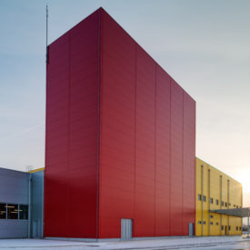 Industriehalle mit Aluminiumfassade und roten Paneelen|Industrielle Backsteinfassade im alten Hamburger Hafen