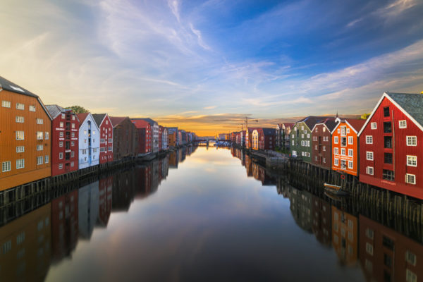 Häuser am Wasser in Trondheim bei Sonnenuntergang