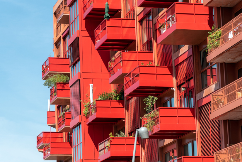 Rotes Wohnhaus mit Balkonen