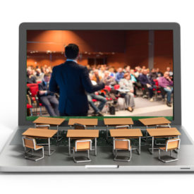 Schulschreibtische auf Laptop-Tastatur 3D-Render mit laufender Veranstaltung am Monitor