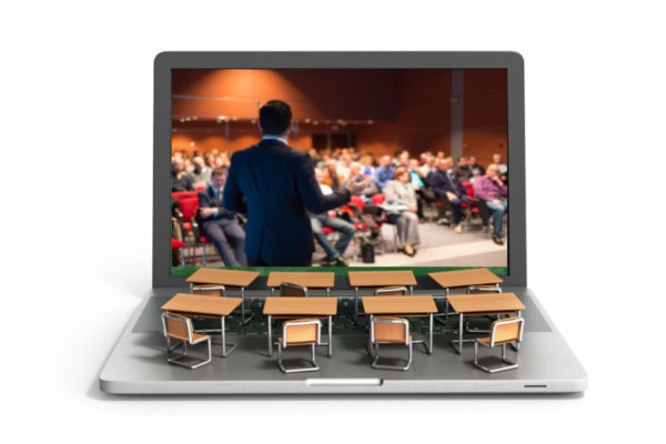 Schulschreibtische auf Laptop-Tastatur 3D-Render mit laufender Veranstaltung am Monitor