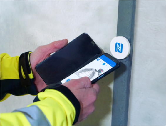 رموز الاستجابة السريعة وشرائح الاتصال قريب المدى NFC 