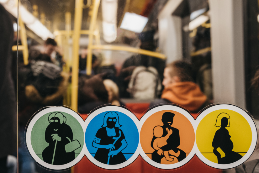 Wiener Linien Sticker bittet Nutzer, ihren Platz älteren oder behinderten Personen zu überlassen