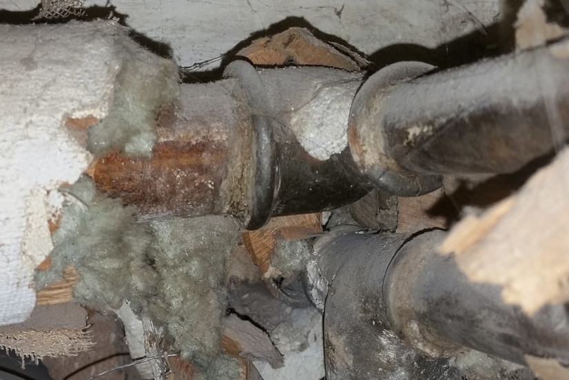 Asbest entfernen lassen: Rohre mit Asbestdämmung