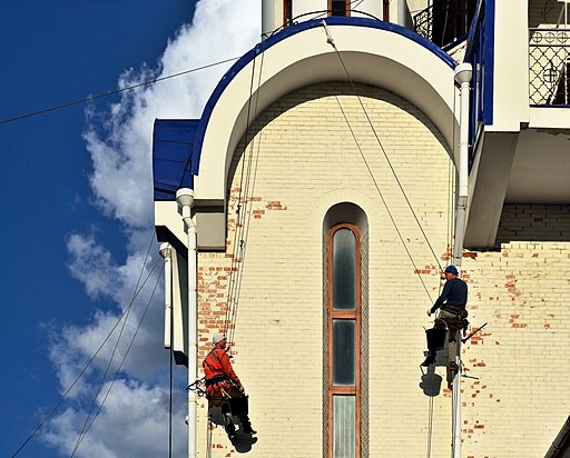 Building with industrial climbers instead of scaffolding – an increasingly popular construction method