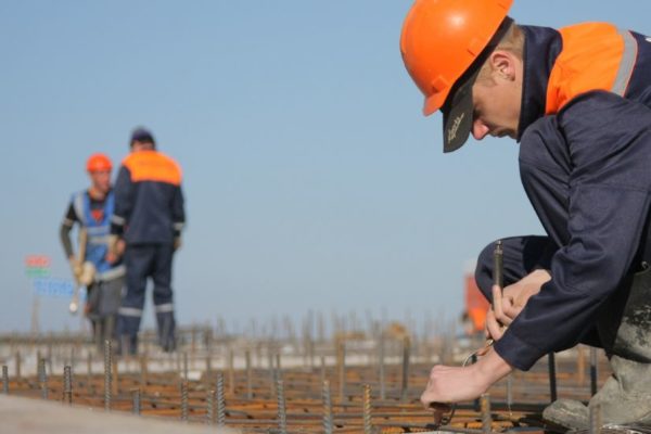 image of construction site workers undergoing defect management